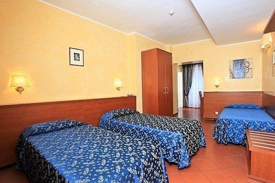 Junior Suite Triple vista Claustro  Casa di Santa Francesca Romana Roma Junior Suite Triple vista Claustro  Casa di Santa Francesca Romana Roma